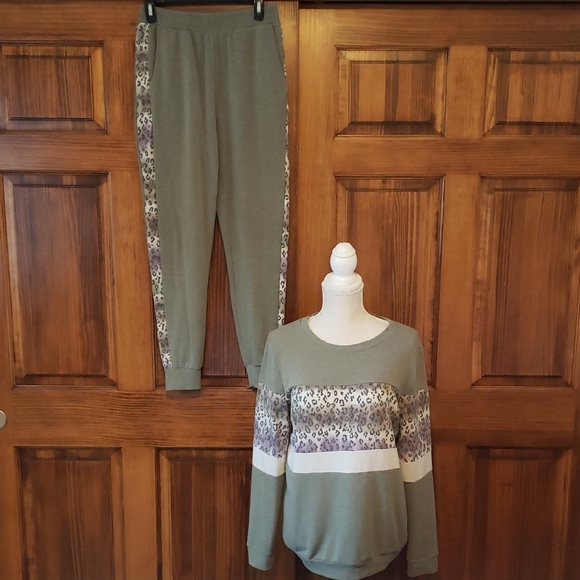 Mystree Pants - Mystree Green Leopard Print Sweatshirt and Jogger Set